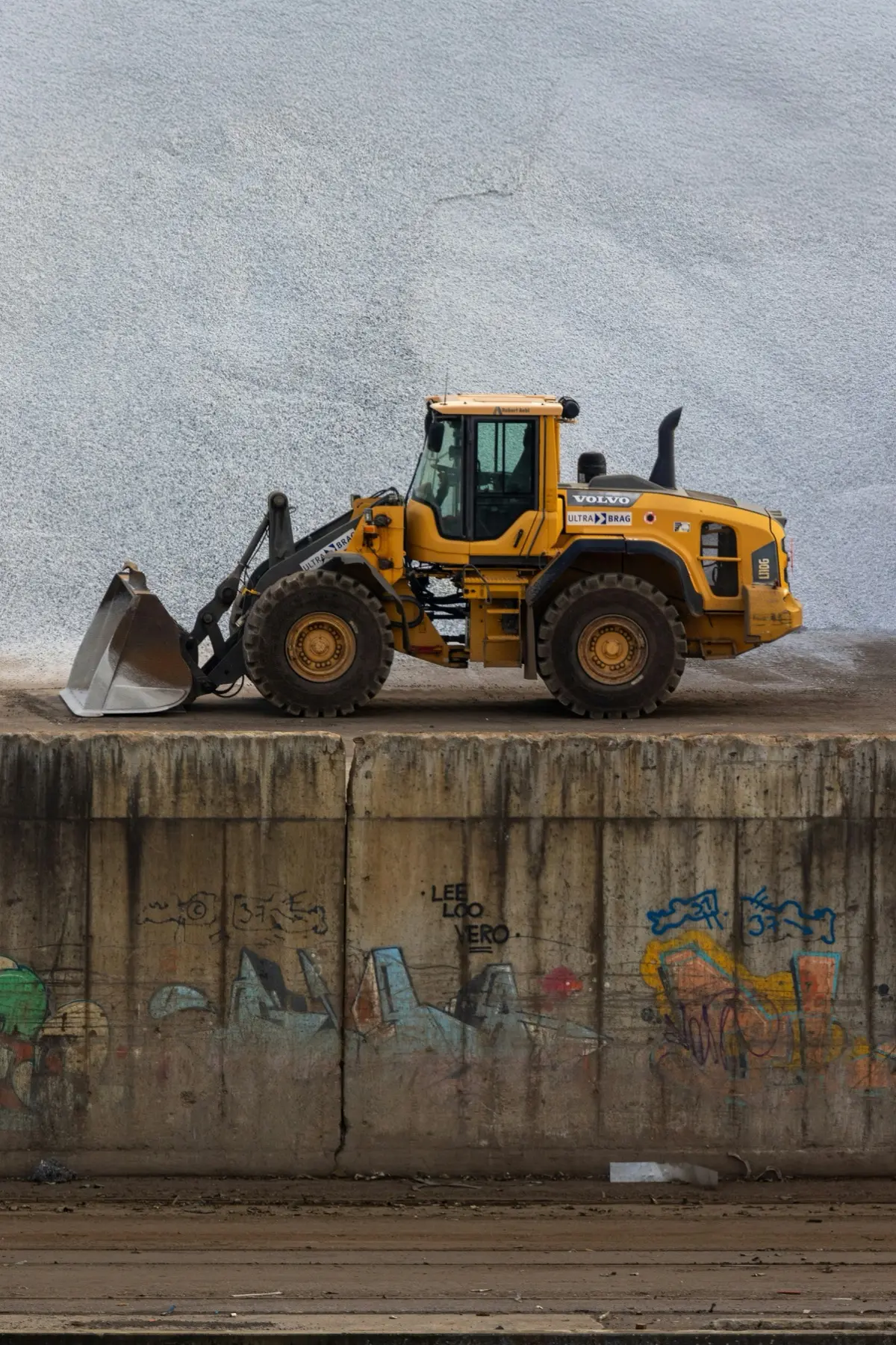 Volvo L60H wiellader op een onverhard terrein